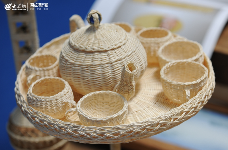 多圖！大眾網(wǎng)海報(bào)新聞?dòng)浾邘銚岝r體驗(yàn)青島國(guó)際IP授權(quán)展工藝品